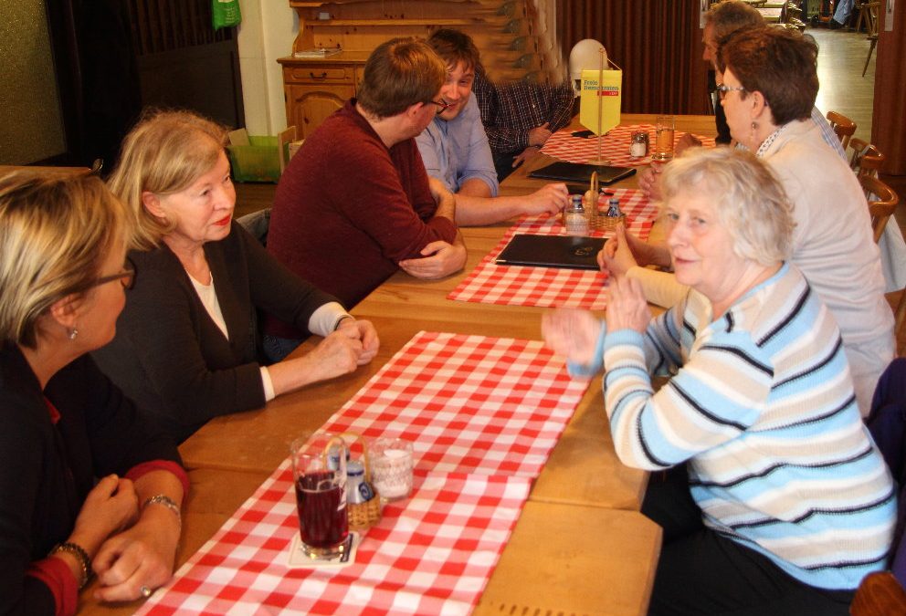 Schweinheimer Freie Demokraten und Gäste beim Stammtisch am 26.04.2018